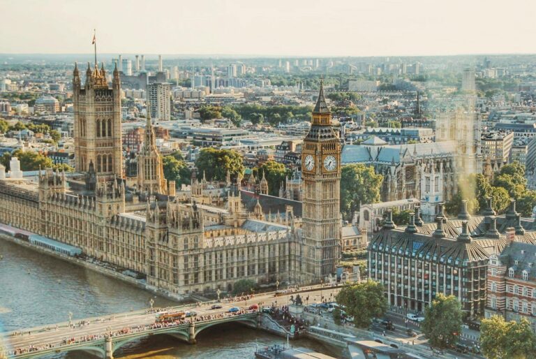 Kralj Čarls razjasnio staus princa Harija i supruge Megan posle njihovog povratka u Britaniju